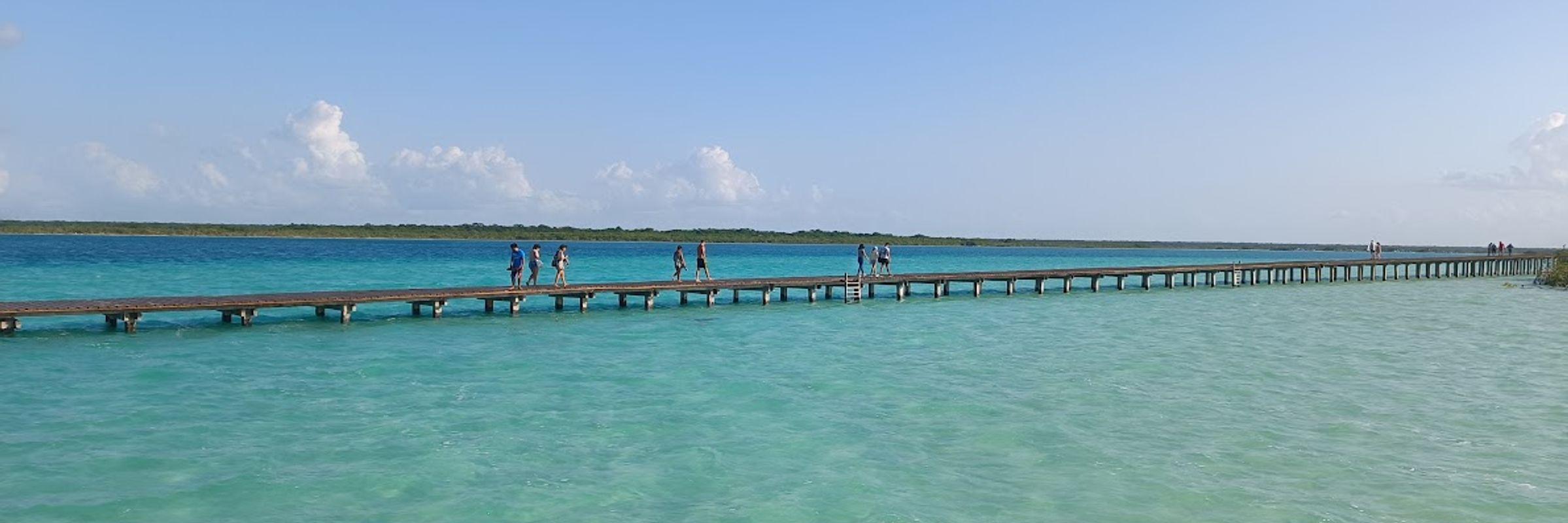 Bezoek het meer met zeven kleuren: Bacalar