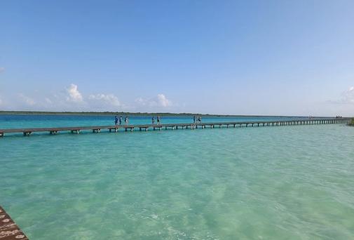 Bezoek het meer met zeven kleuren: Bacalar